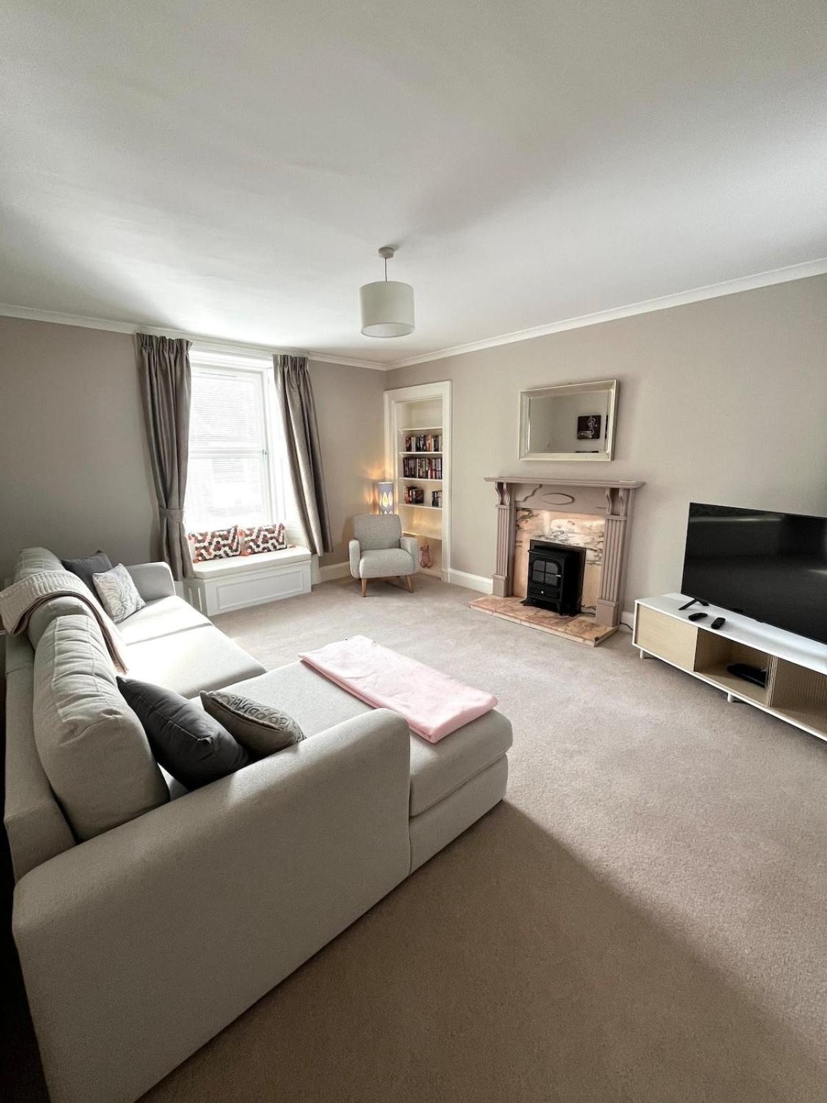 Two Bedroom Apartment In Bridge Of Allan Exterior photo