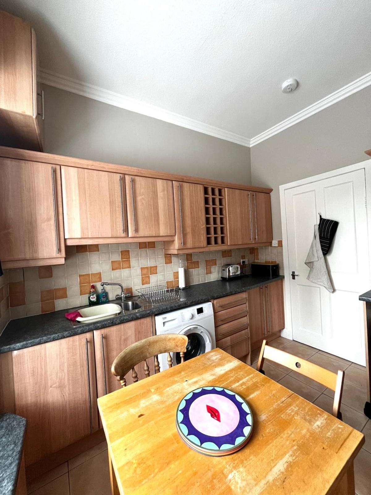 Two Bedroom Apartment In Bridge Of Allan Exterior photo